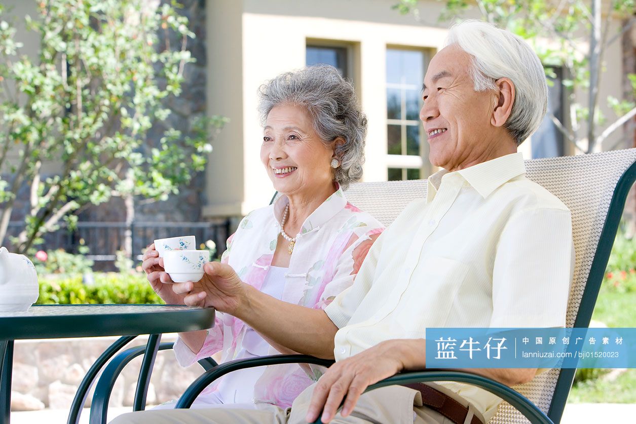 东方老年夫妇喝茶聊天-蓝牛仔影像-中国原创广告影像素材