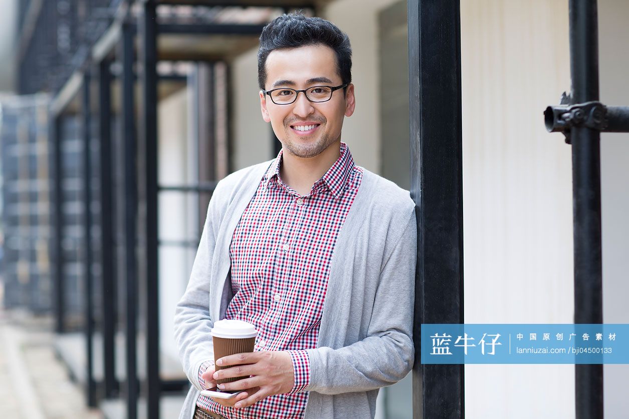 男子拿着一杯咖啡