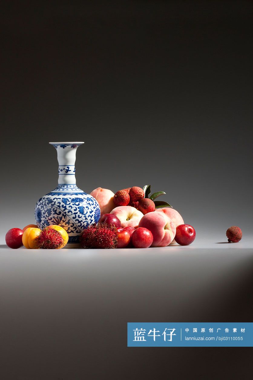 一堆水果和中国青花瓷