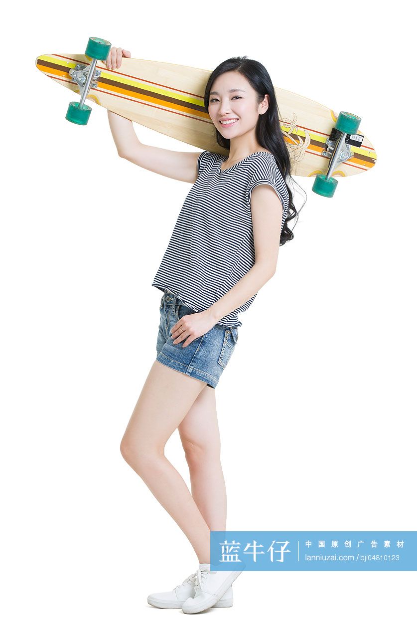 快乐的年轻女子拿着一个滑板