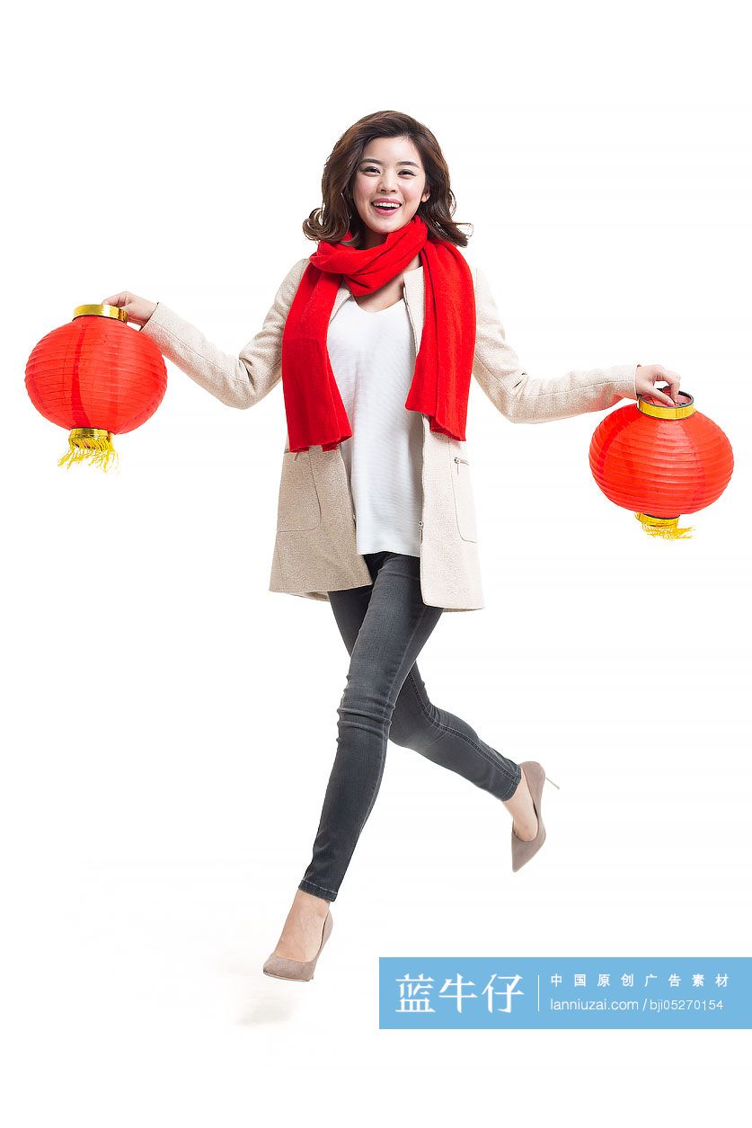 快乐的年轻女士拿着灯笼