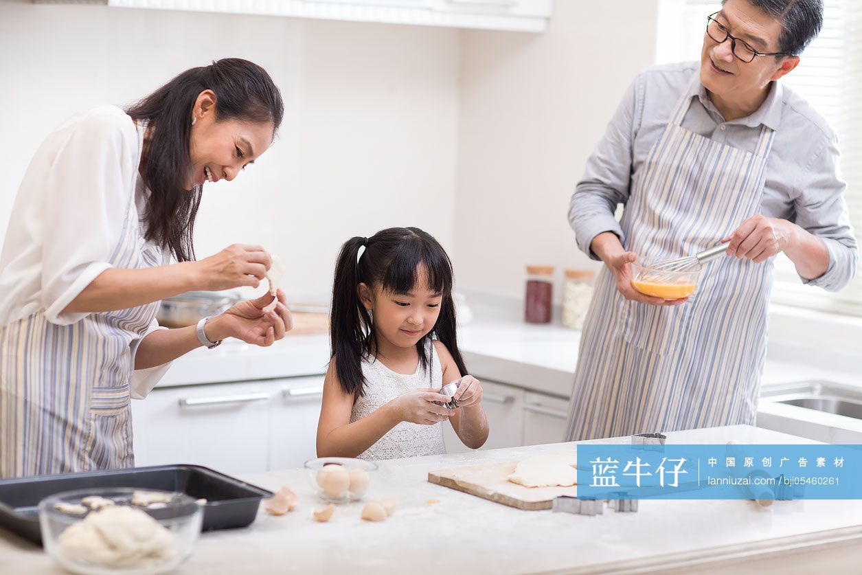 快乐小女孩和爷爷奶奶在厨房制作饼干