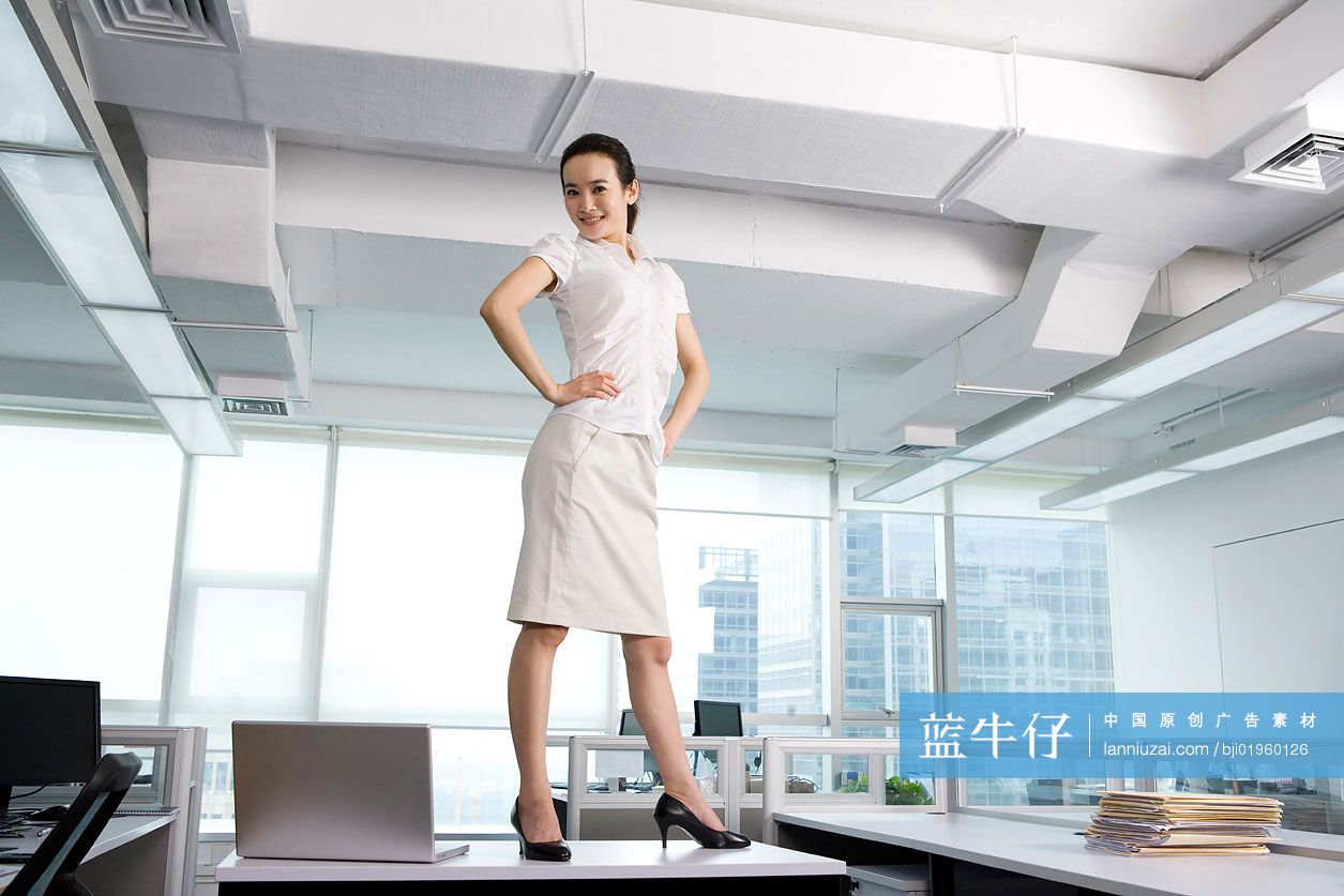 商务女士站在桌上