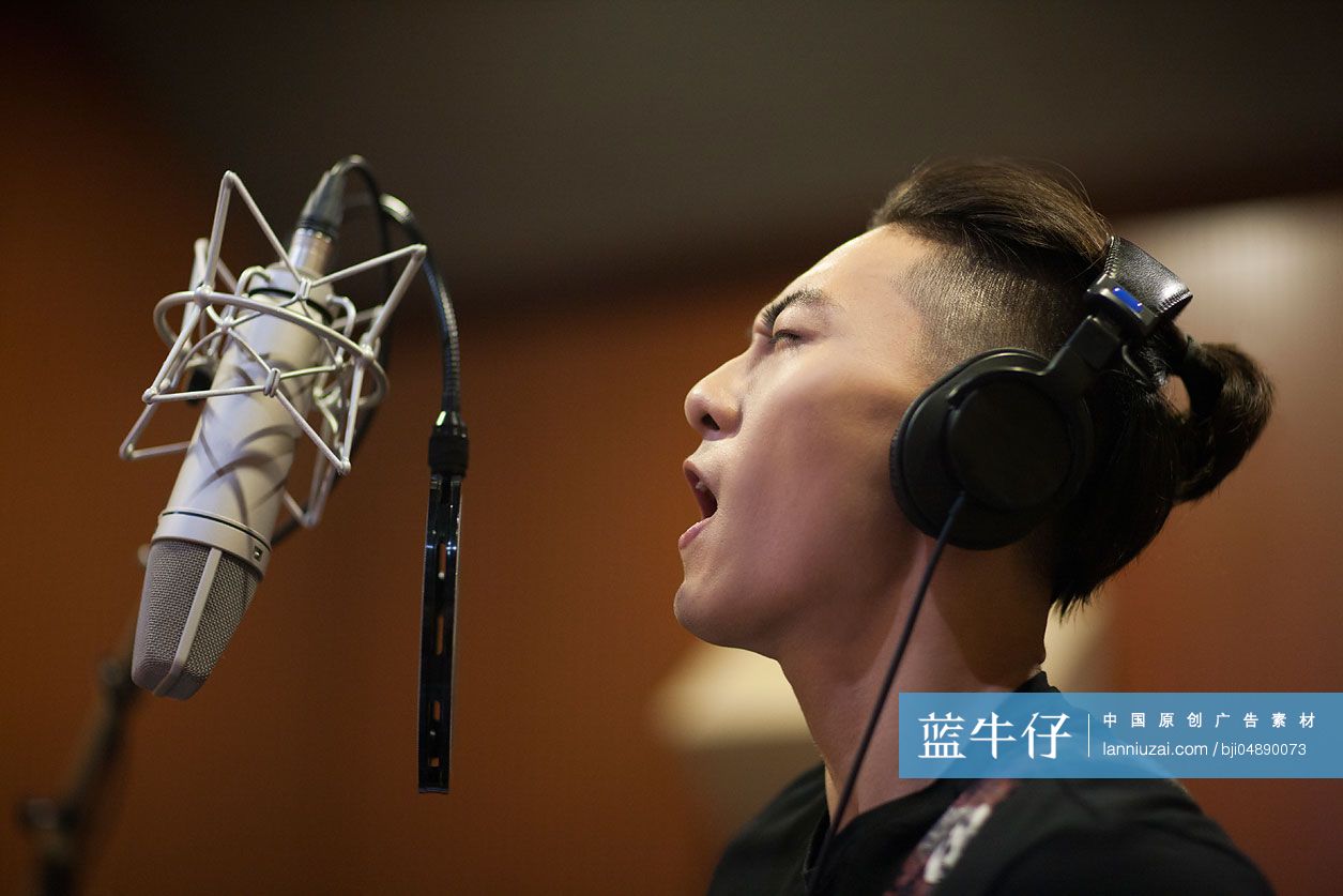 年轻男子在录音棚唱歌