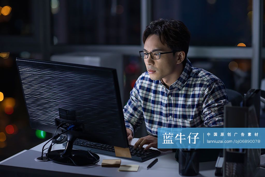 IT工程师在公司加班