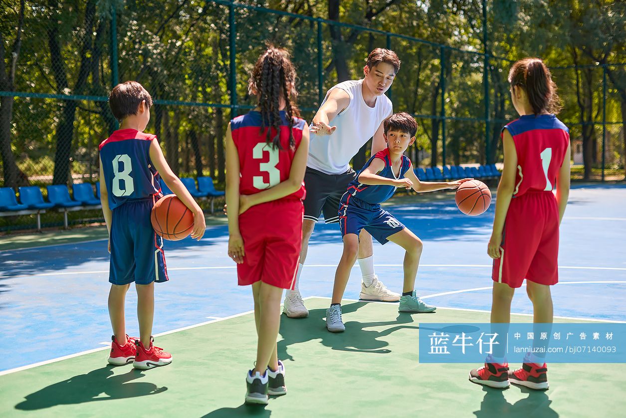 篮球教练和孩子们上篮球课