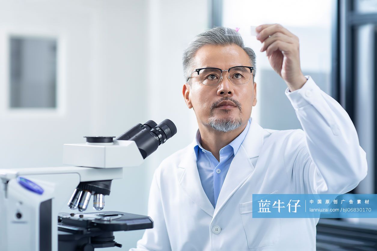 医学研究员在实验室工作