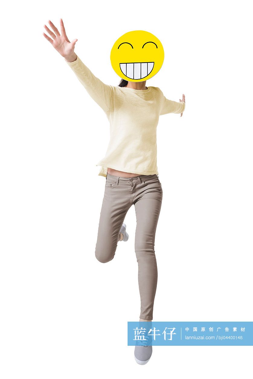 年轻女子戴着卡通笑脸奔跑