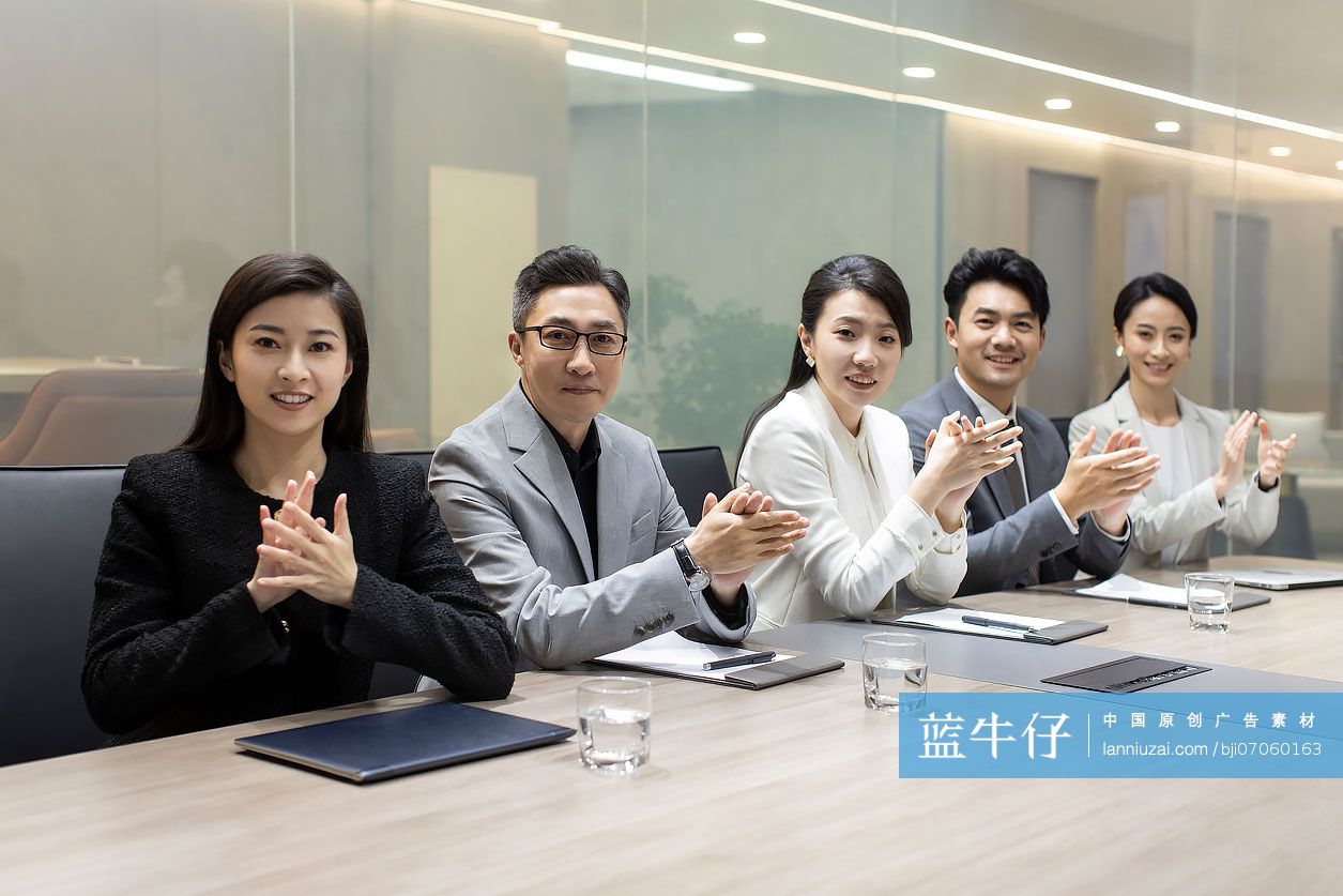快乐的商务人士在会议室鼓掌庆祝