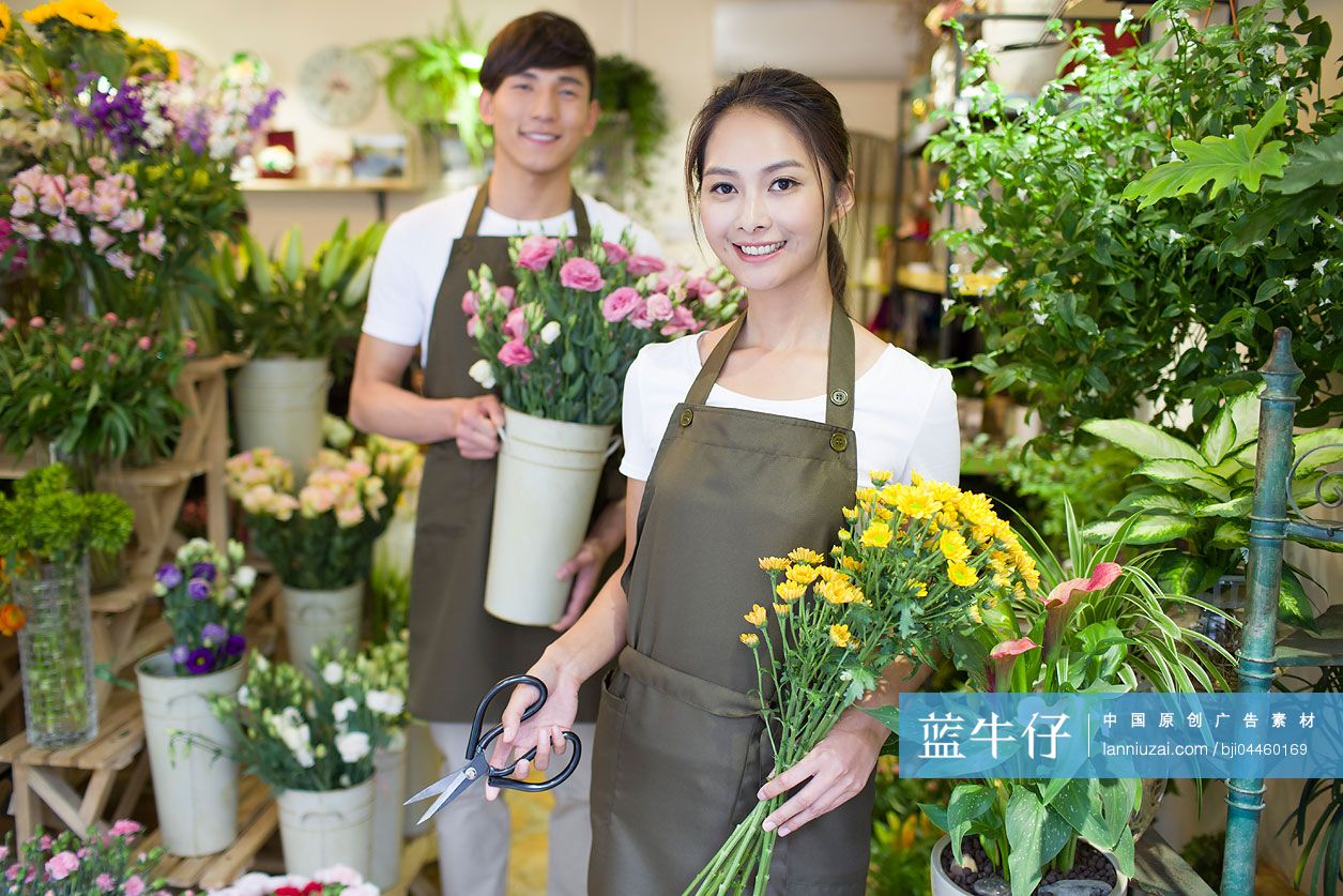 花店员工在店里工作