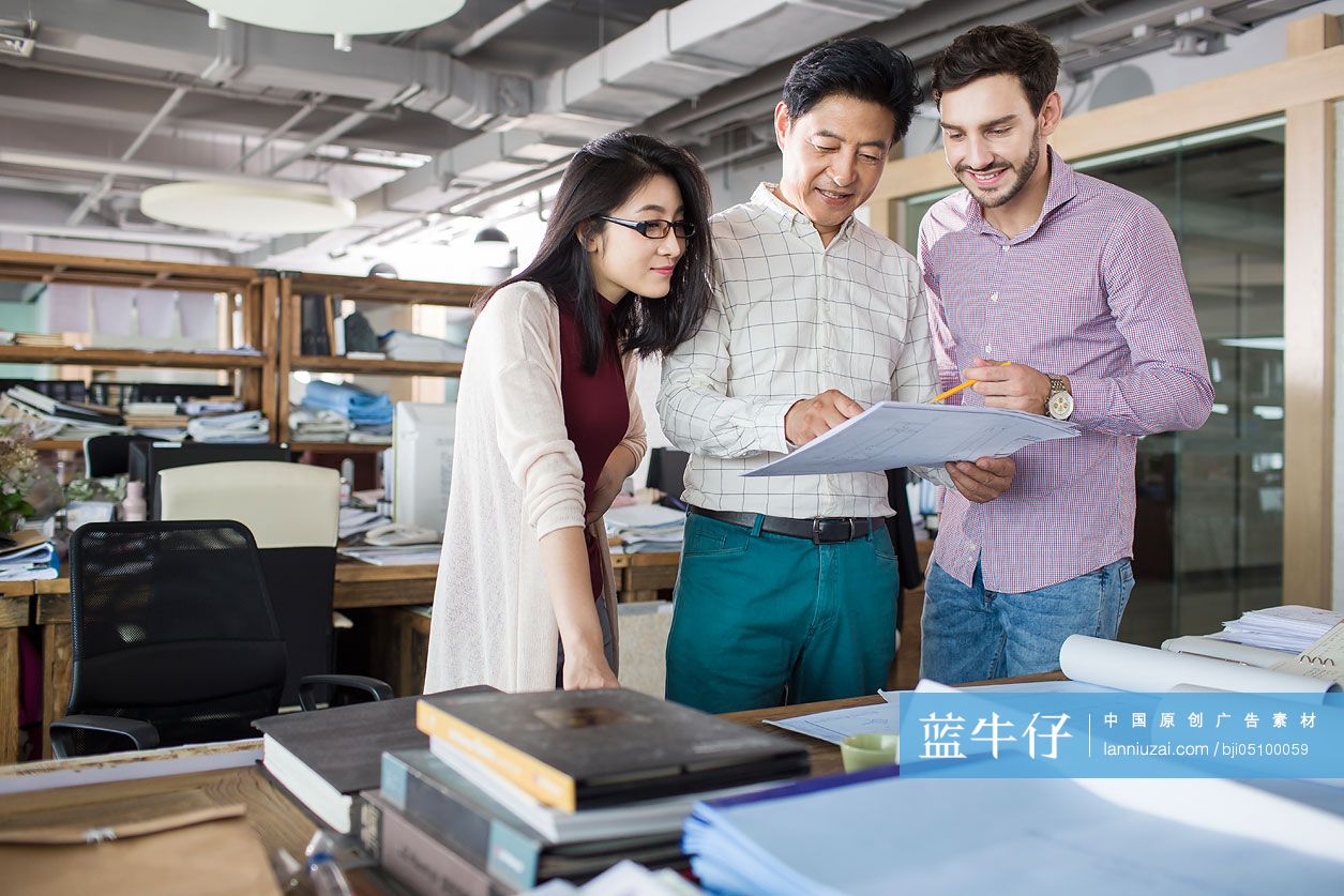 建筑设计团队在办公室讨论工作