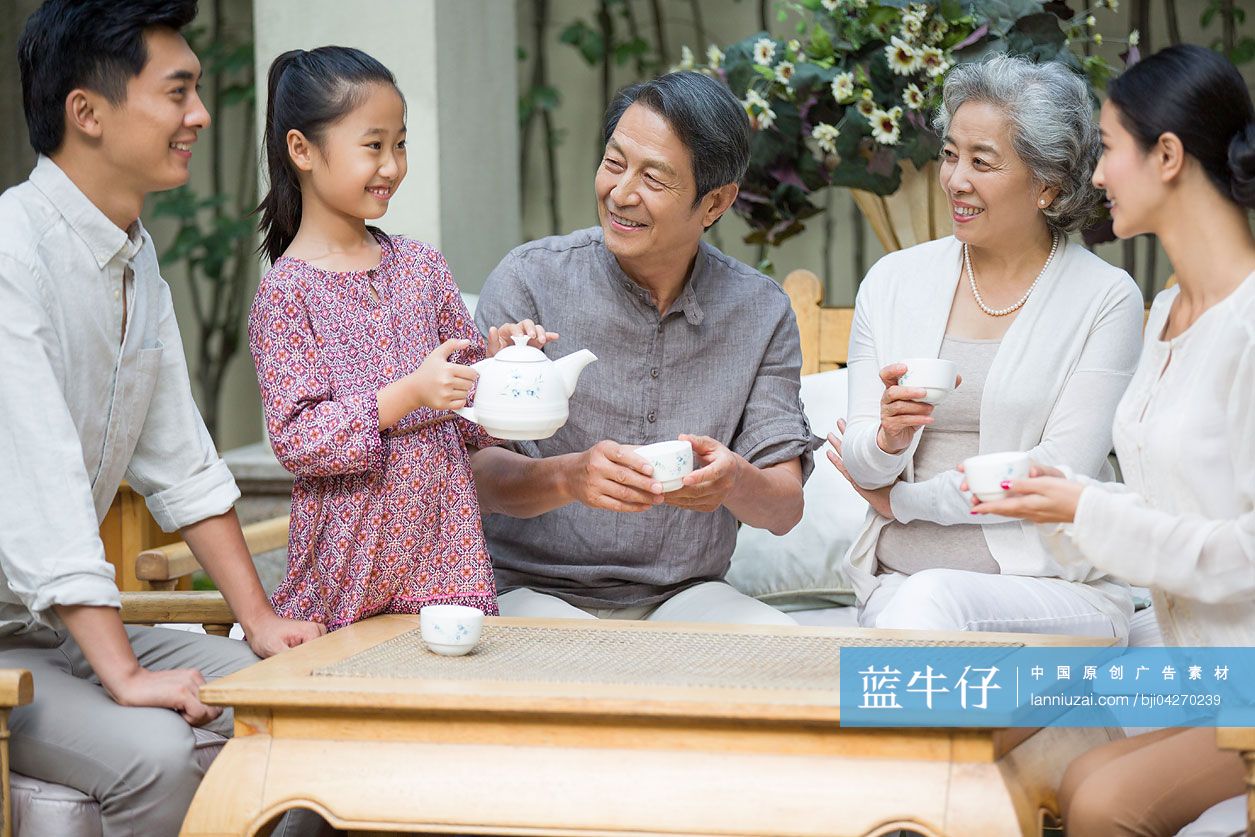 全家坐在一起喝茶