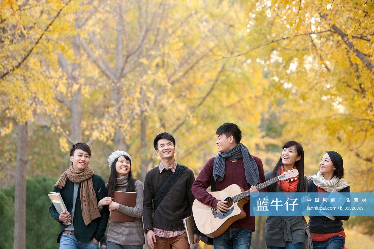 校园林荫道上的大学生弹吉他