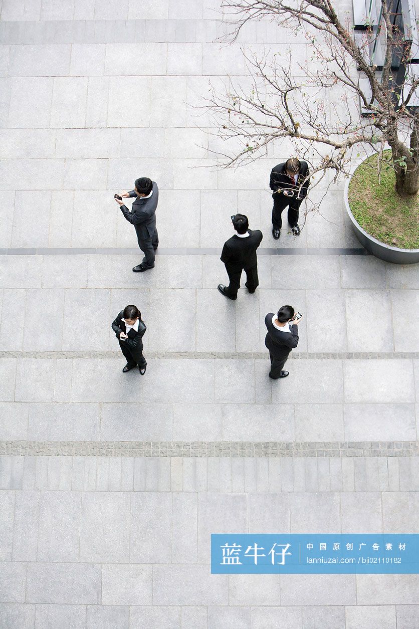 俯拍商务人士打电话