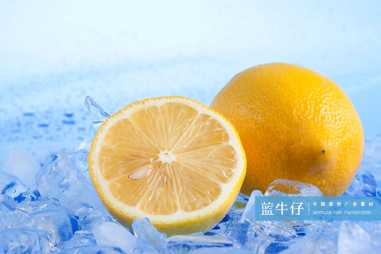 新鲜柠檬和冰块