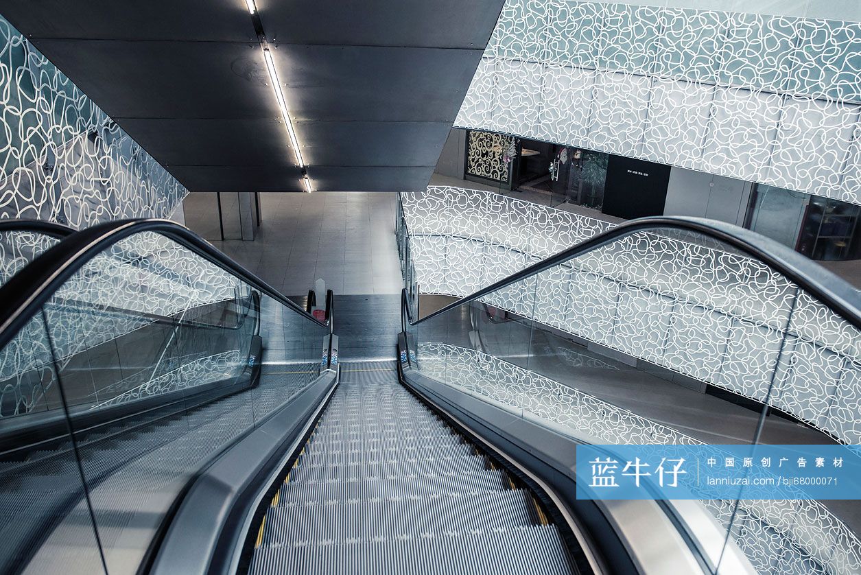 现代建筑内的自动扶梯