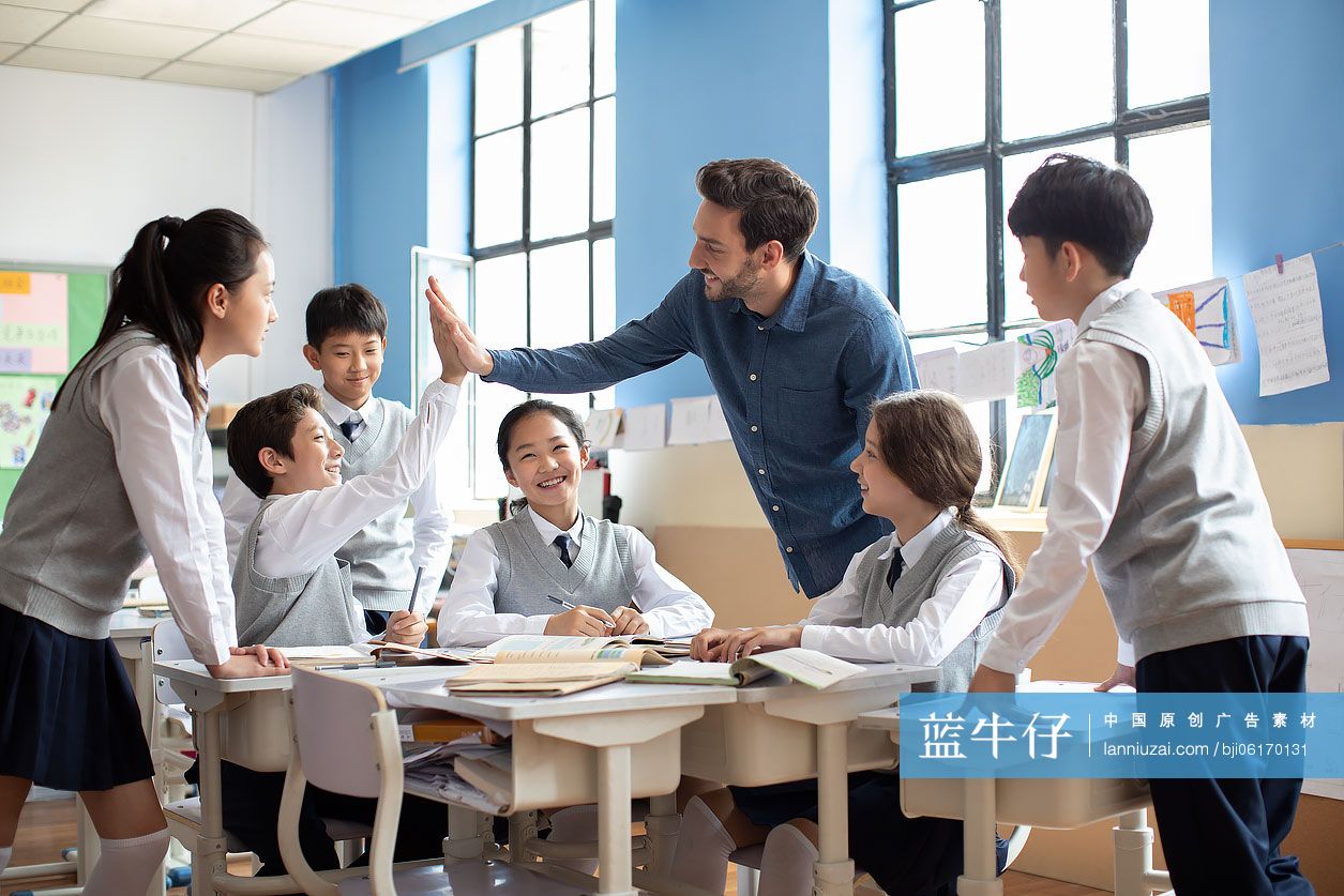 学生和老师在教室庆祝