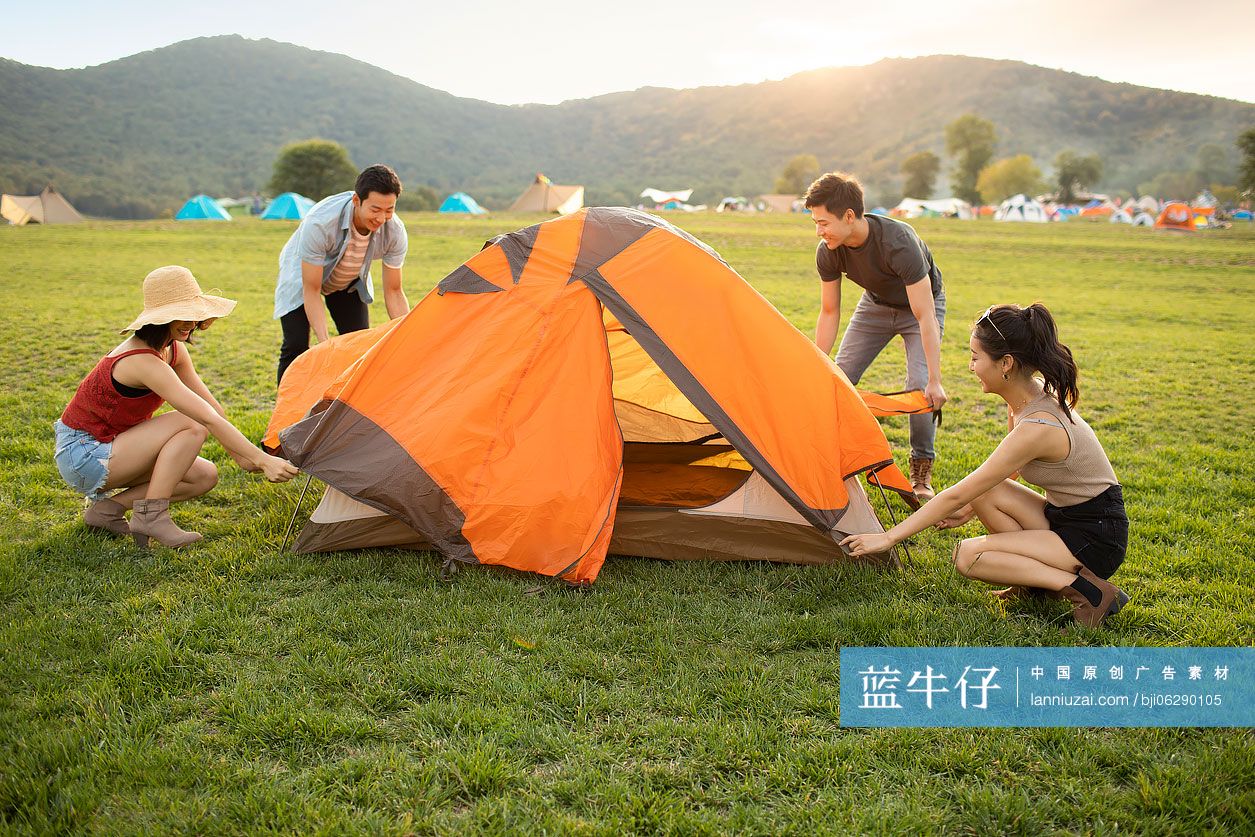 快乐的年轻朋友在户外露营