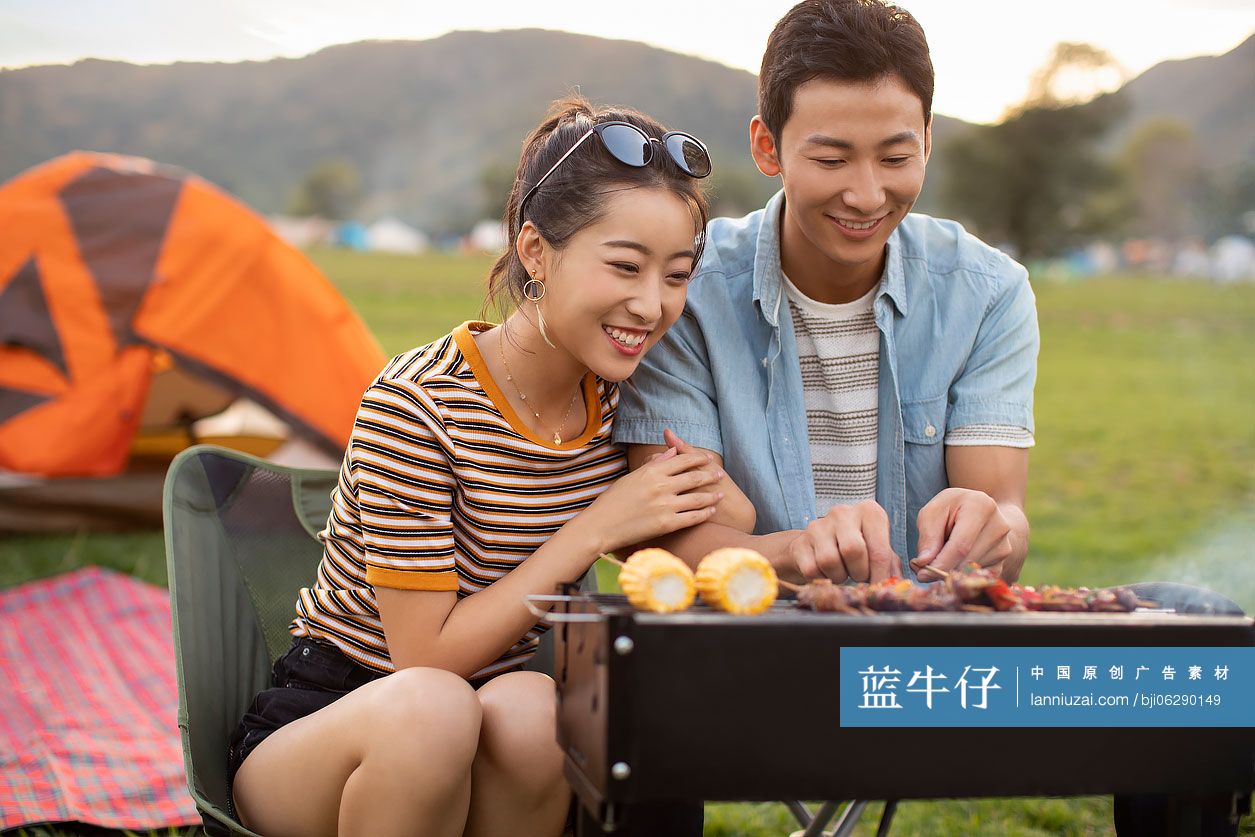 快乐的年轻情侣在户外烧烤
