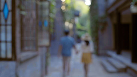 快乐的年轻情侣在街巷漫步