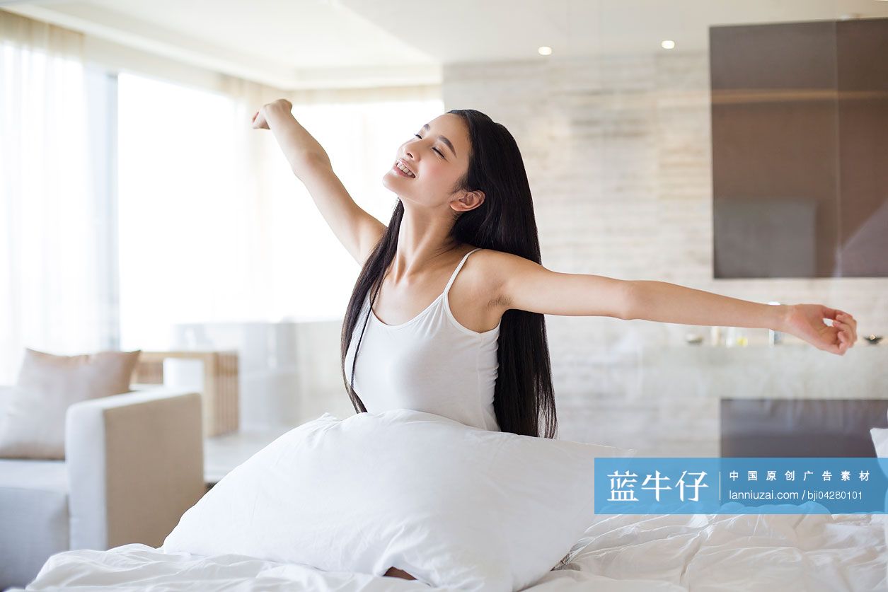 年轻女子起床伸懒腰