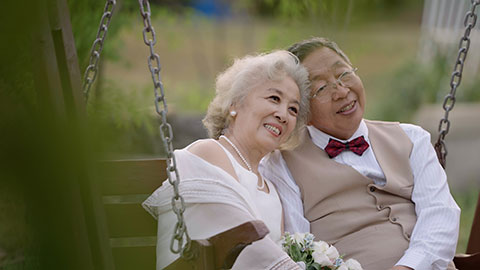 Sweet picture of older couple getting married