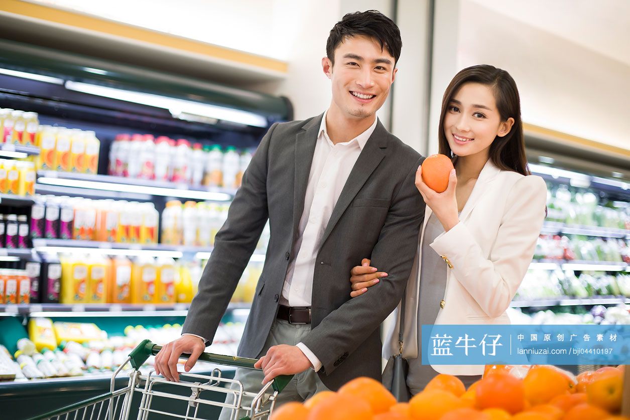 年轻情侣在超市购物-蓝牛仔影像-中国原创广告影像素材