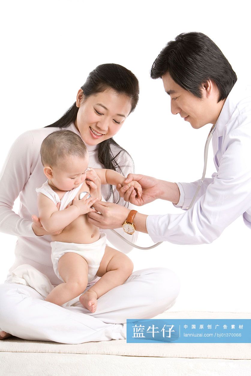 医生为婴儿检查身体