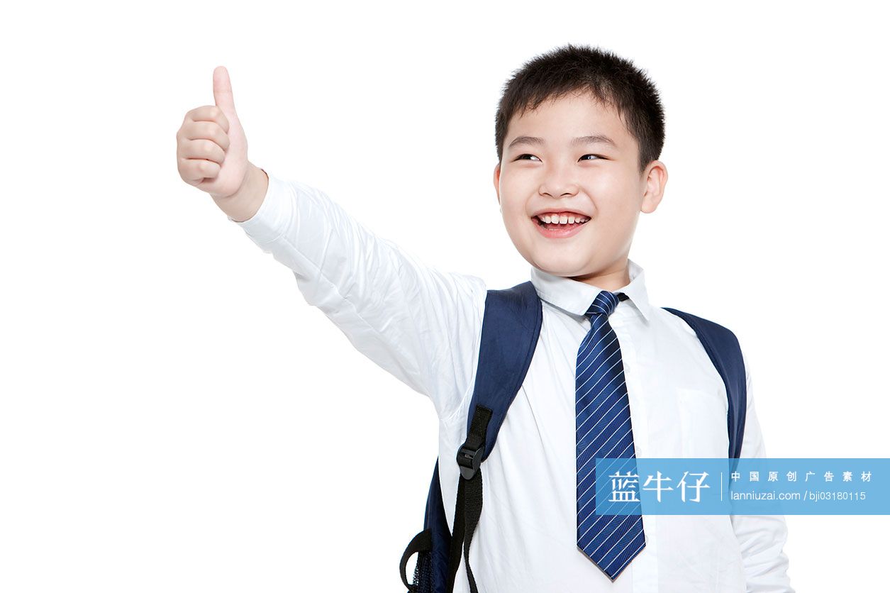 自信的小学男生竖大拇指