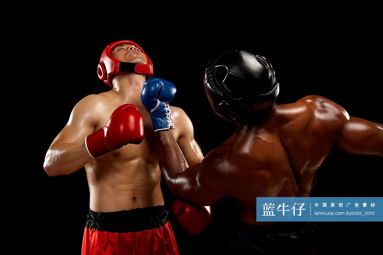 黑人拳击手出左钩拳,黄种人拳击手被击打