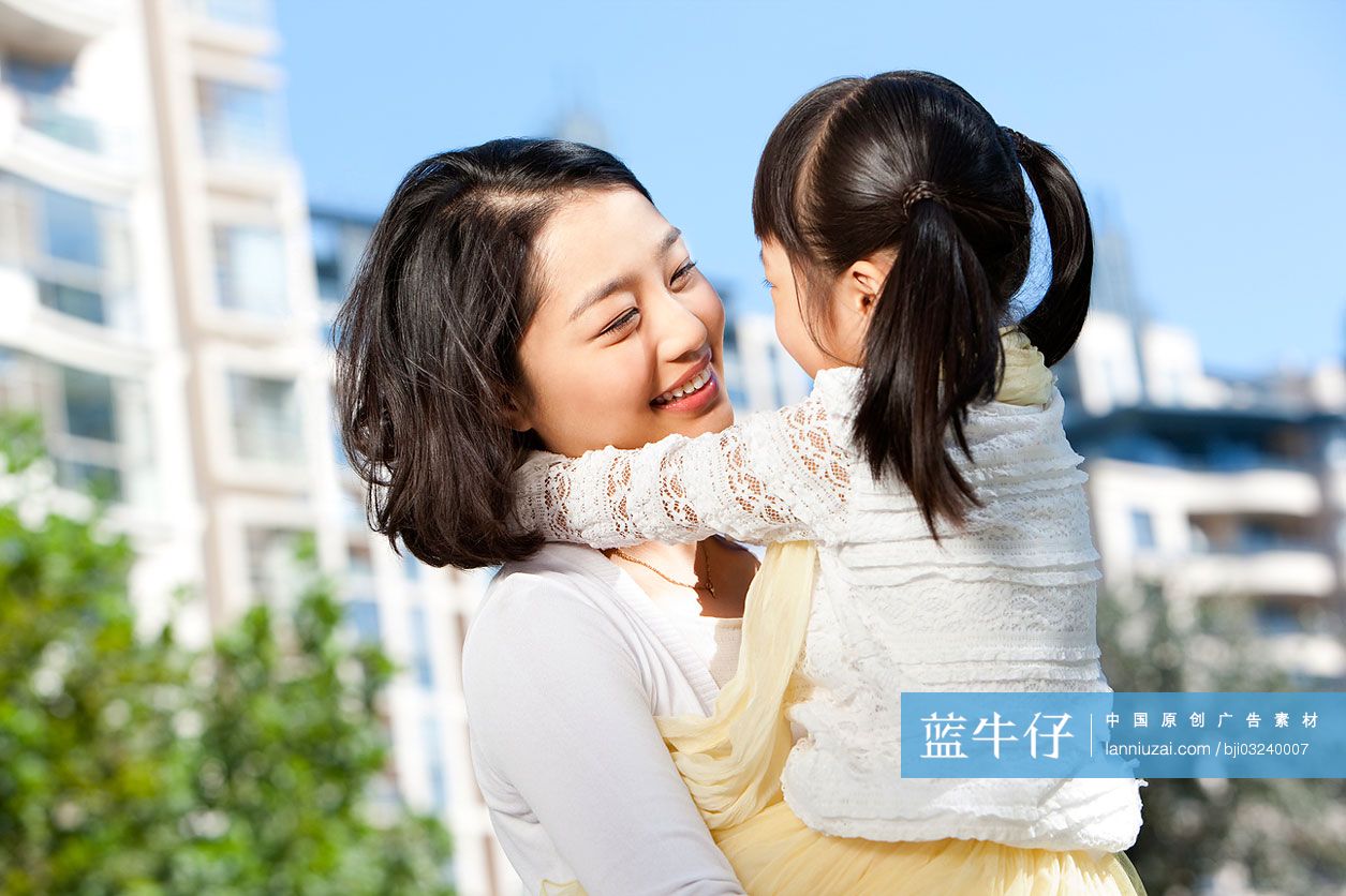 妈妈抱着女儿