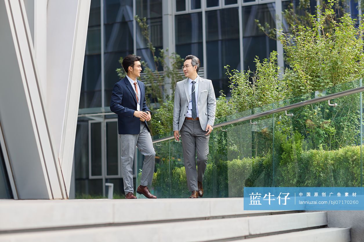 商务人士边走边聊