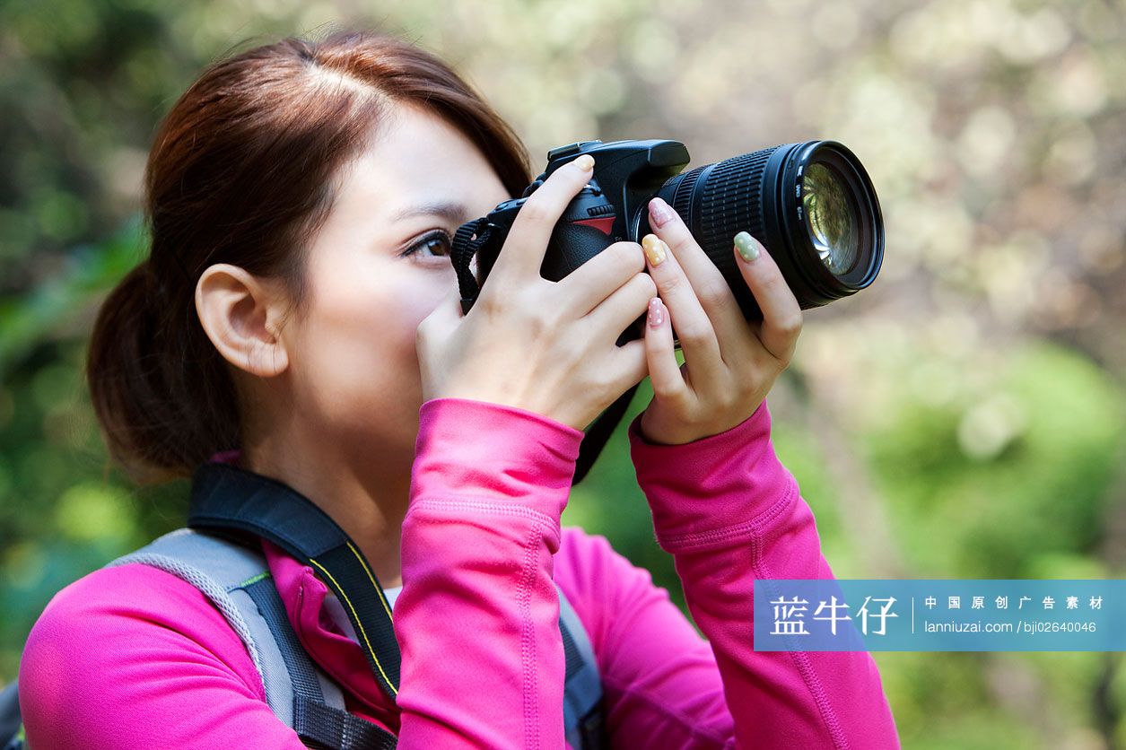 青年女性户外摄影