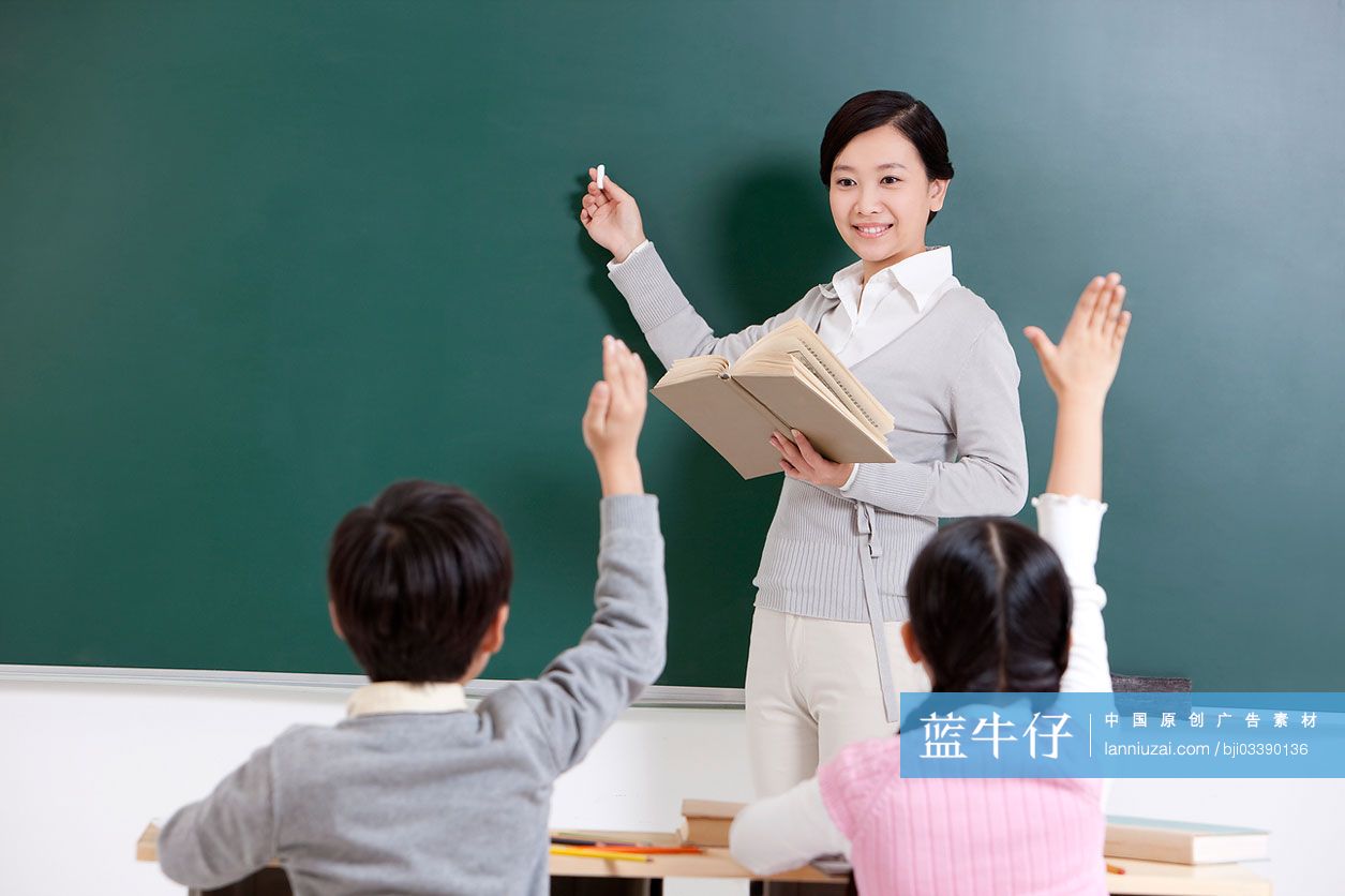 小学生举手回答老师问题