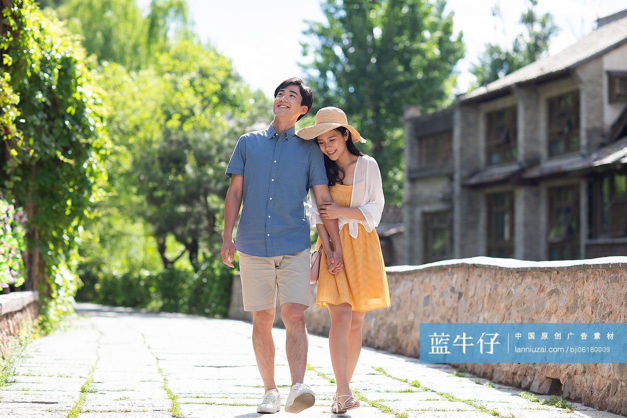 快乐年轻情侣旅游度假