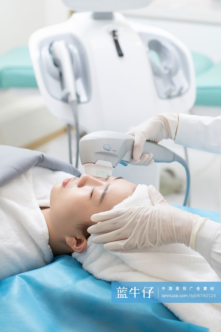 年轻女士医美护肤