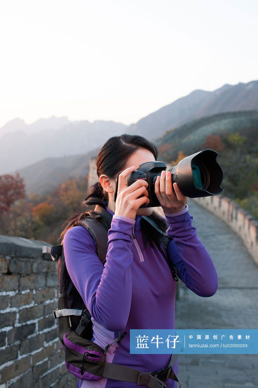 年轻女子在长城摄影