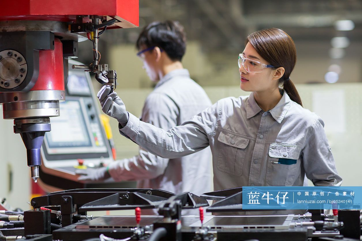 年轻工程师在工厂工作