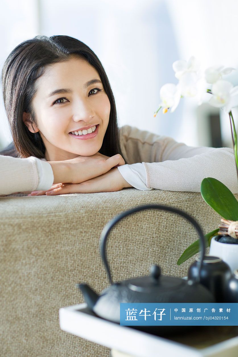 年轻女子坐在沙发上