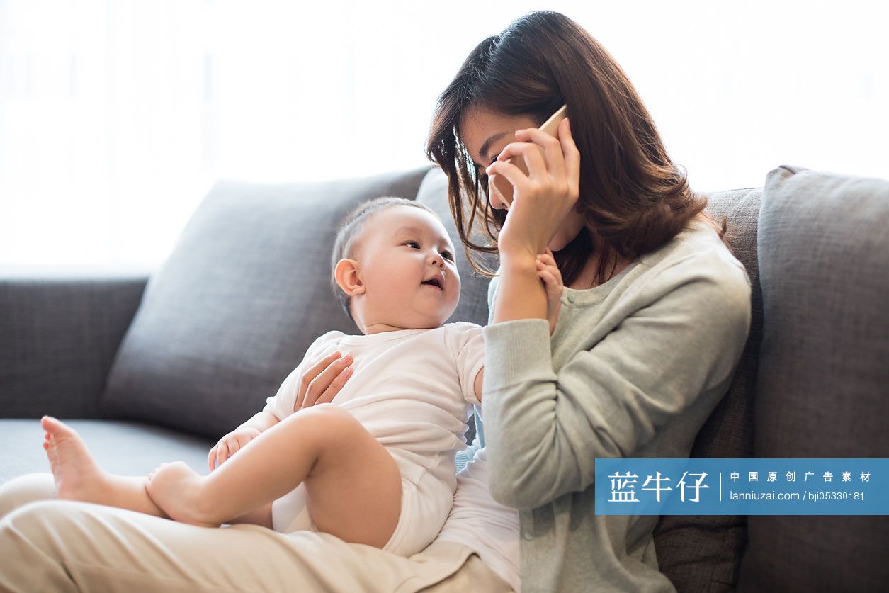 母亲和宝宝的快乐时光