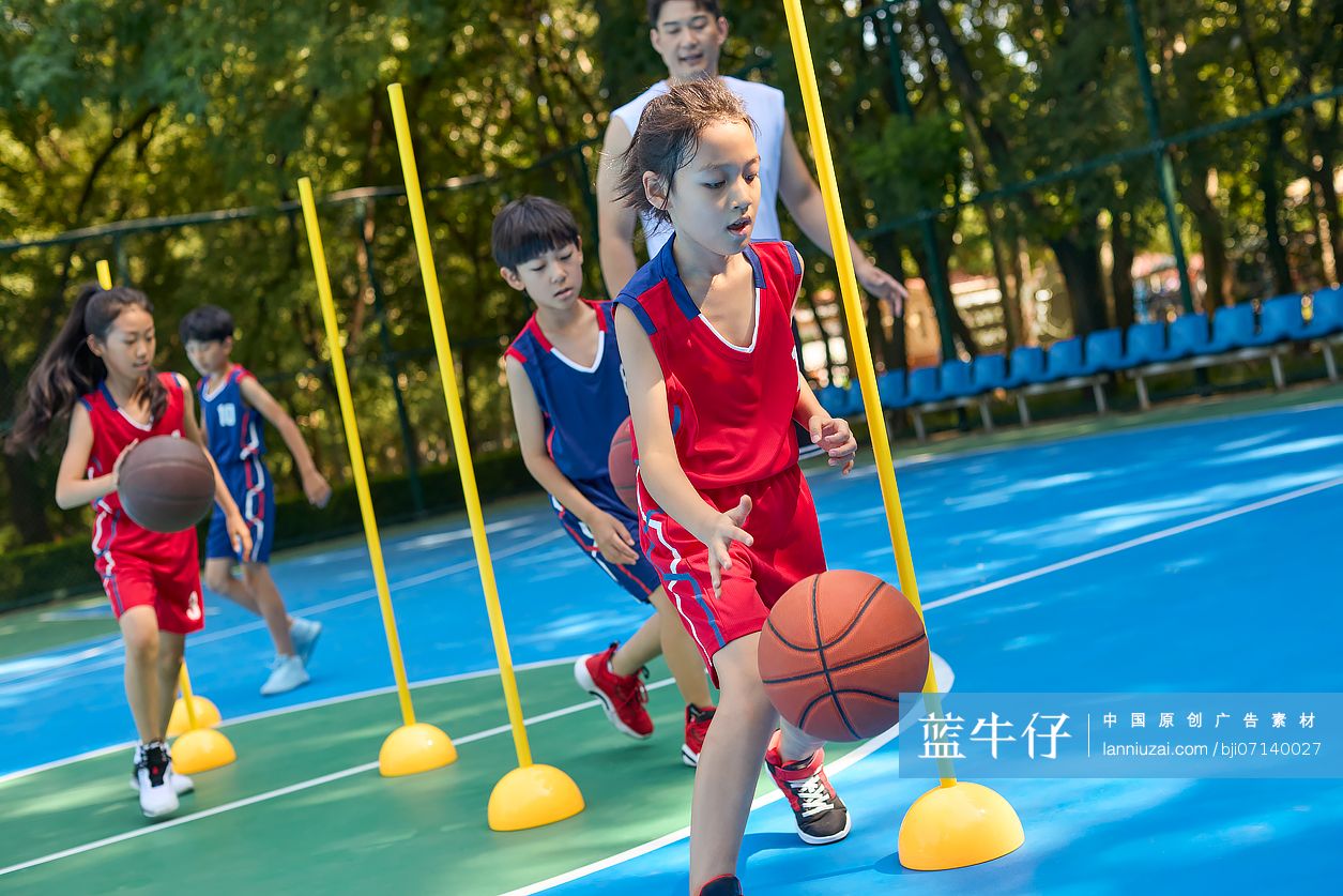 孩子们上篮球课