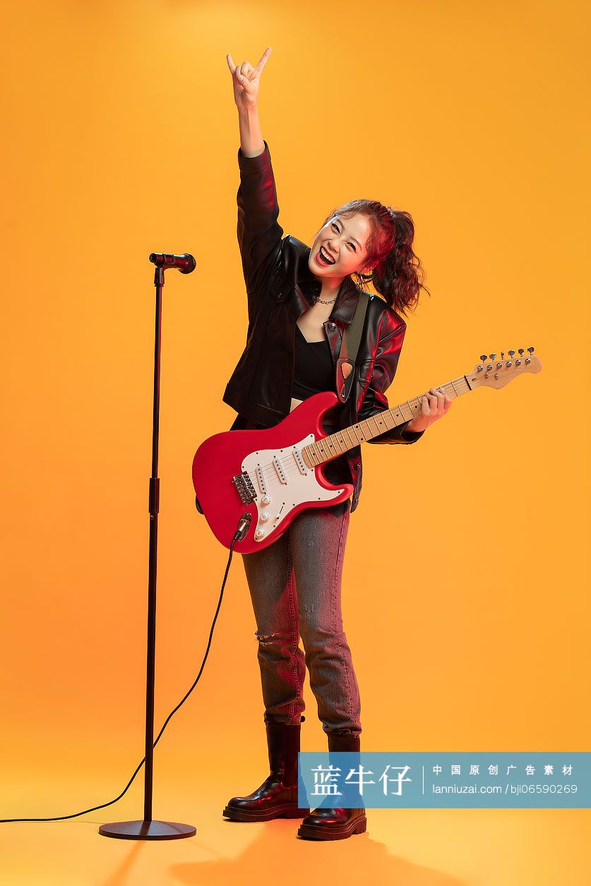 年轻女孩弹吉他唱歌