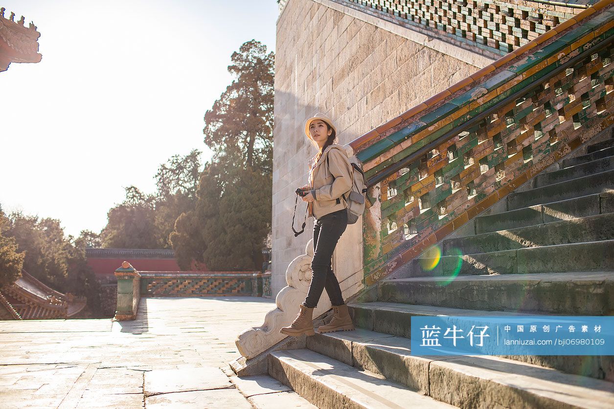 年轻女子在颐和园旅游