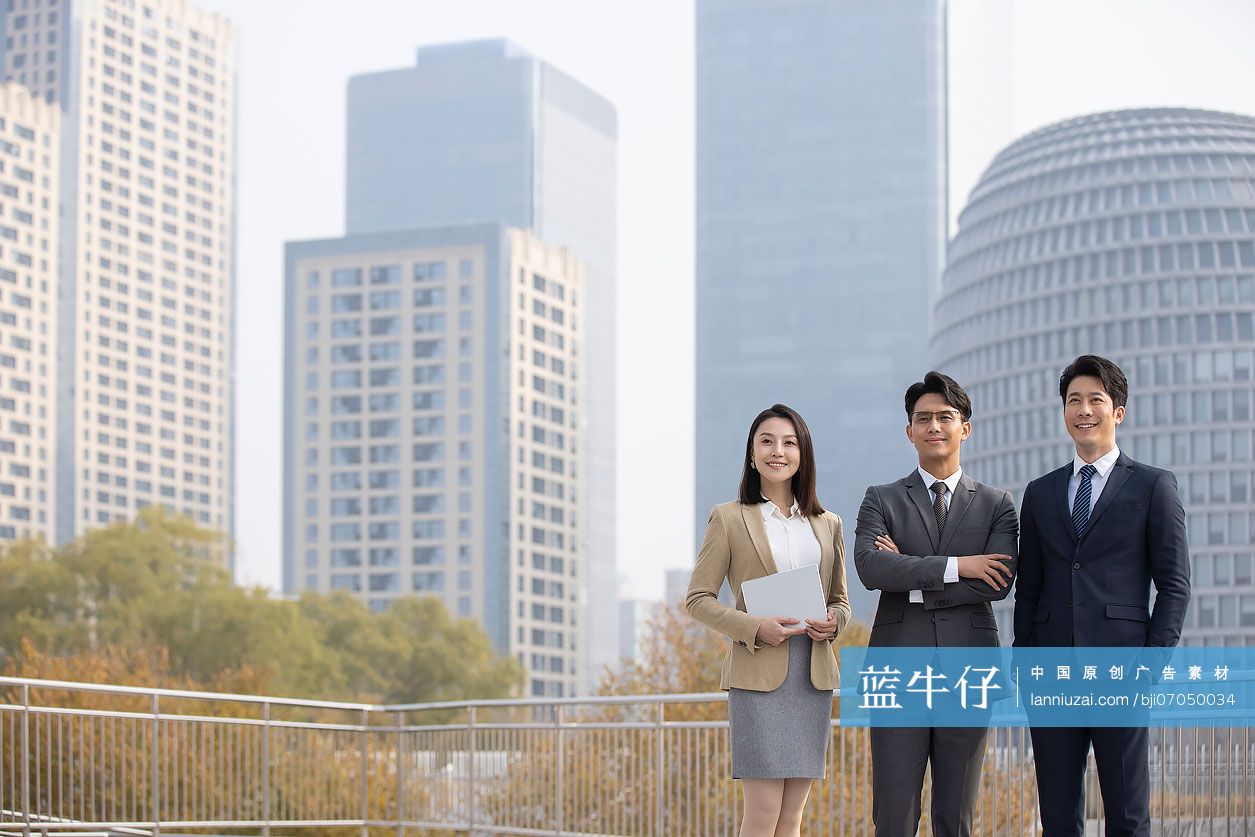 自信的商务人士望向远方