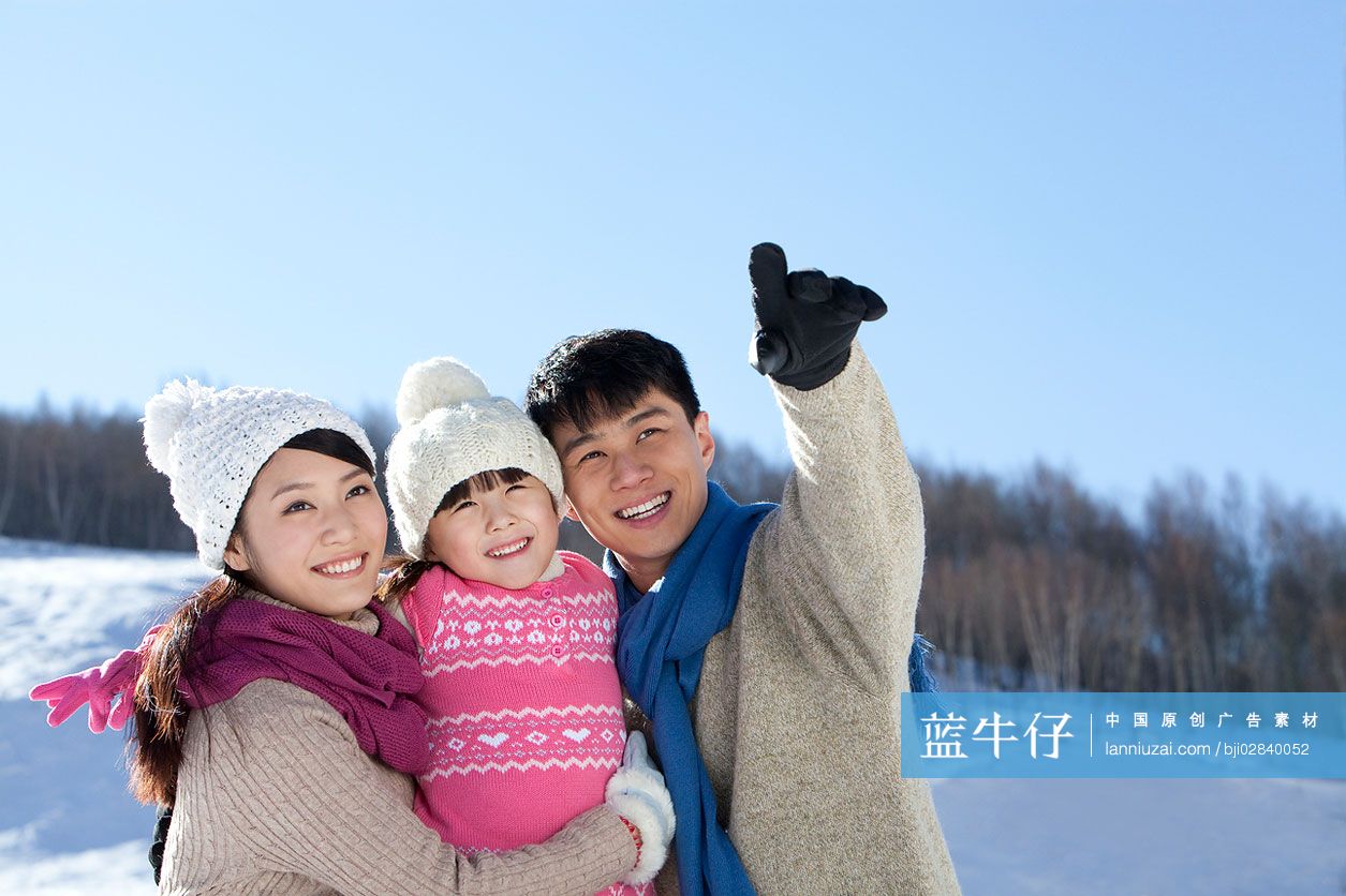 一家三口眺望远方