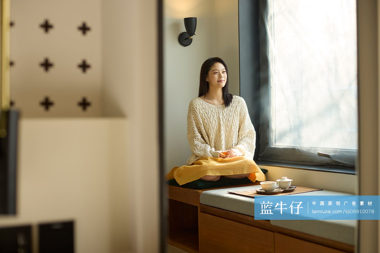 年轻女性在家喝茶