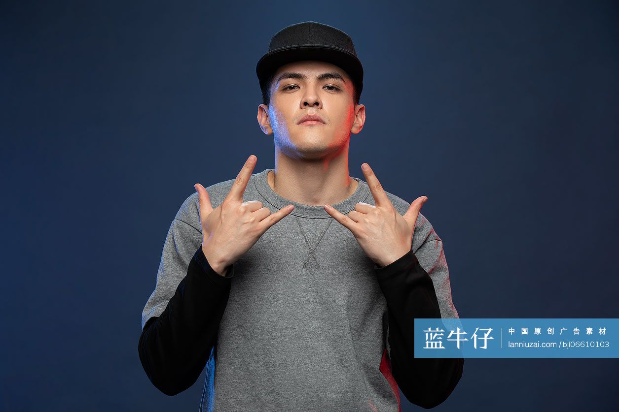 时尚的年轻男子