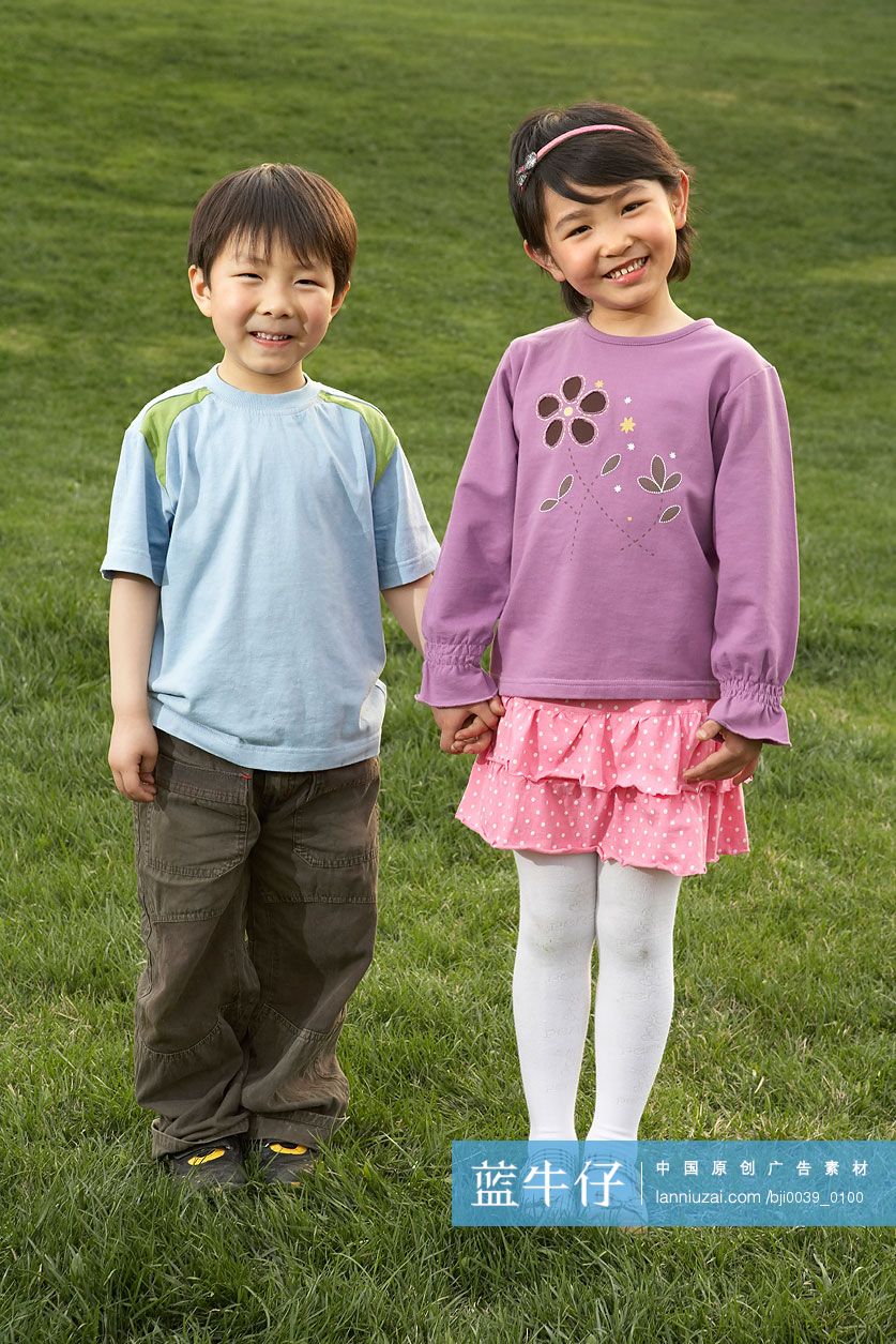 小男孩和小女孩手牵手