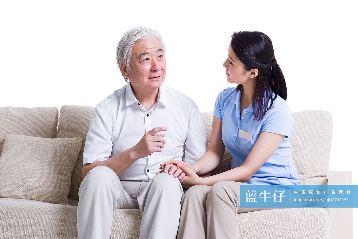 女护工和老人一起聊天