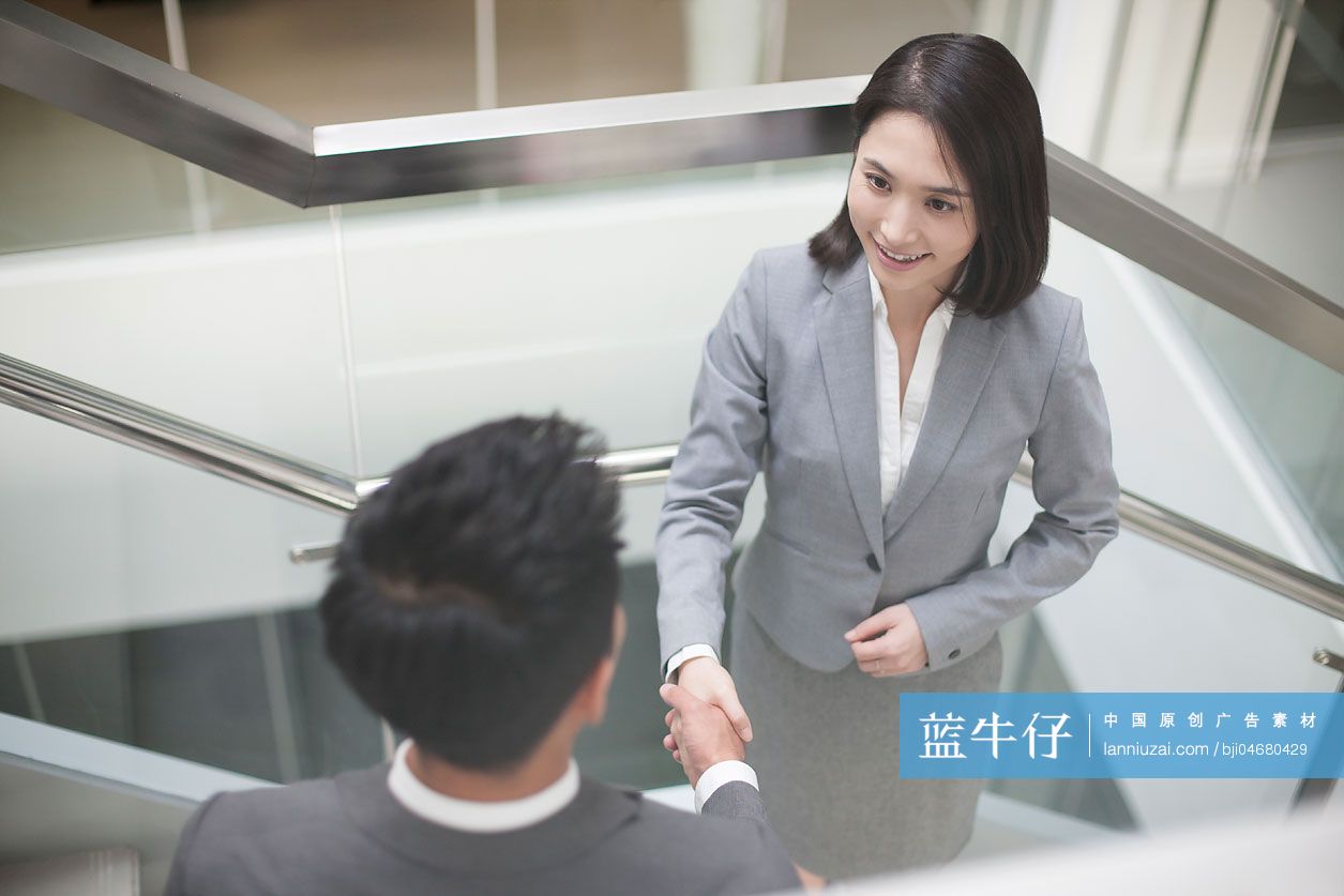 商务人士在阶梯上握手